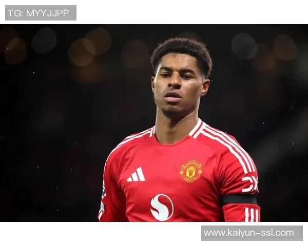 太阳报：拉什福德下飞机时被拍到看比赛，球迷判断是在看曼联